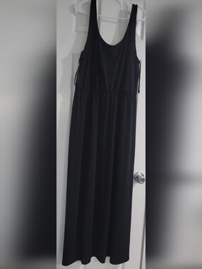 Everyday Black Maxi Dress with Scoop Neck and Elastic Waist